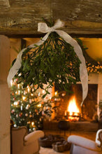 Load image into Gallery viewer, 8oz Under the Mistletoe Candle
